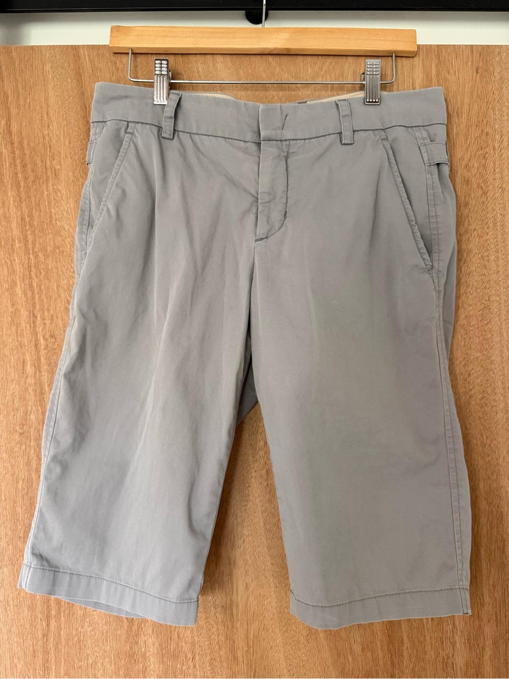 Vince Long Bermuda chino shorts gray cinch waist size 8 quiet luxury